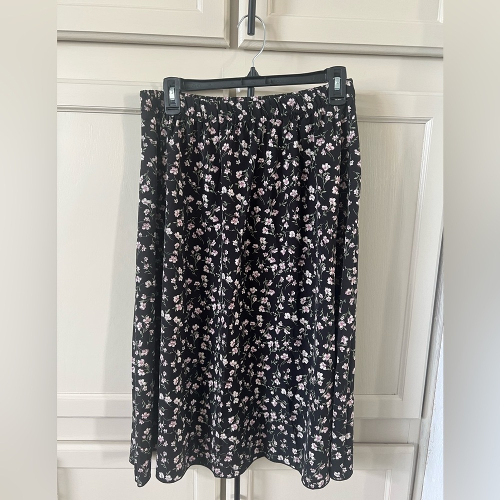 027 NWOT Black Ditsy Floral Skirt